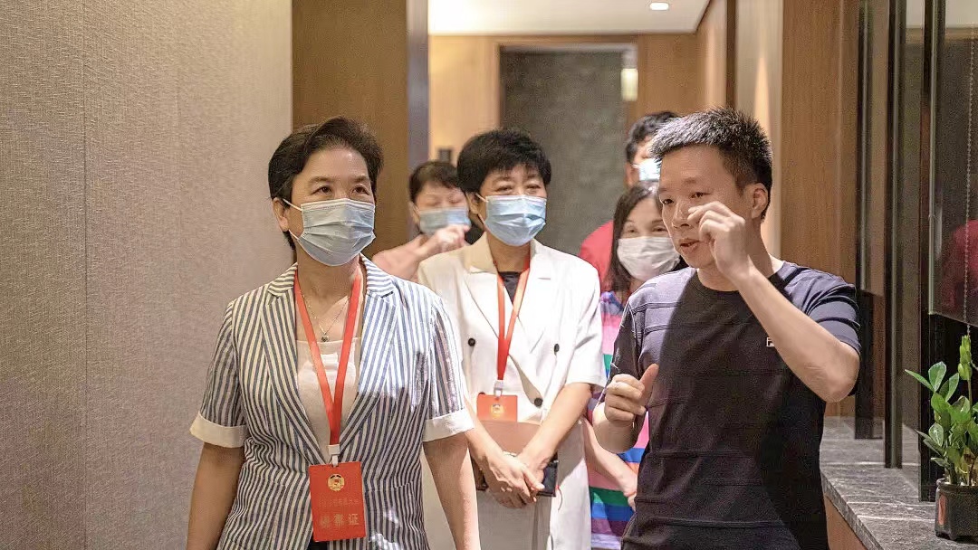 石狮市政协委员会主席黄延艺一行莅临我司参观指导